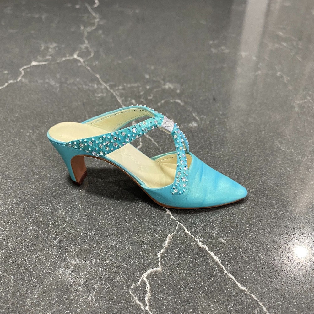 Just the Right Shoe "Society Slide"